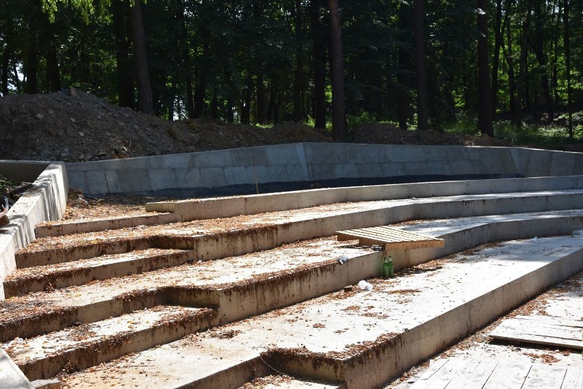 Ogromne zniszczenia w parku w Starachowicach po nawałnicy. Czy wykonawcy dotrzymają terminu zakończenia remontu? (ZDJĘCIA)