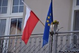 Wadowice. Dzień Flagi Rzeczypospolitej Polskiej. Na jednym z balkonów wisi też ta unijna [ZDJĘCIA]