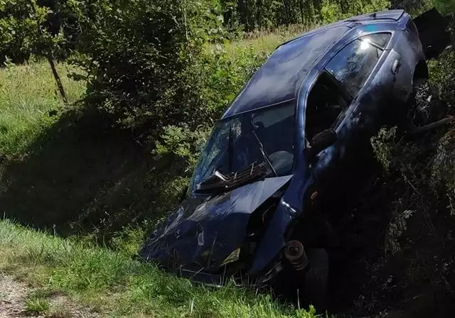 Samochód wylądował w rowie. Kierowca pojazdu nie odniósł poważniejszych obrażeń.