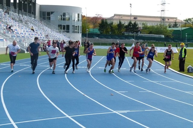 Start i metę niedzielnego biegu wyznaczono na bieżni stadionu lekkoatletycznego