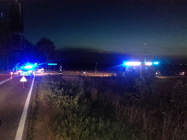 Wypadek na drodze wojewódzkiej nr 689. Zderzenie samochodu osobowego i motocykla