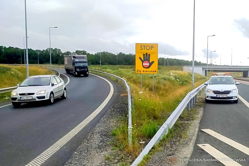 Takie tablice informujące kierowców że jadą pod prąd staną w...