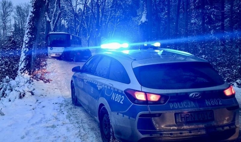 Wypadek autobusu i osobówki. Jedna osoba trafiła do szpitala