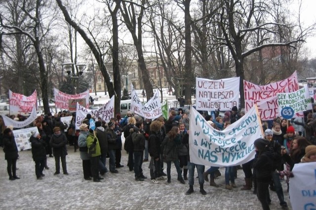 Nauczyciele, rodzice i uczniowie zlikwidowanego przez radę miejską gimnazjum od początku nie zgadzali się z decyzją i nie dawali za wygraną. Niewykluczone, że powiat pomoże im dopiąć swego...