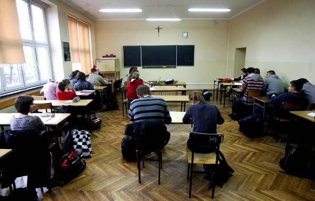 Zgodnie z prawem oświatowym, religia w szkole jest przedmiotem dodatkowym. Uczęszczają na nią tylko chętnie uczniowie. Alternatywą dla niewierzących są często lekcje etyki