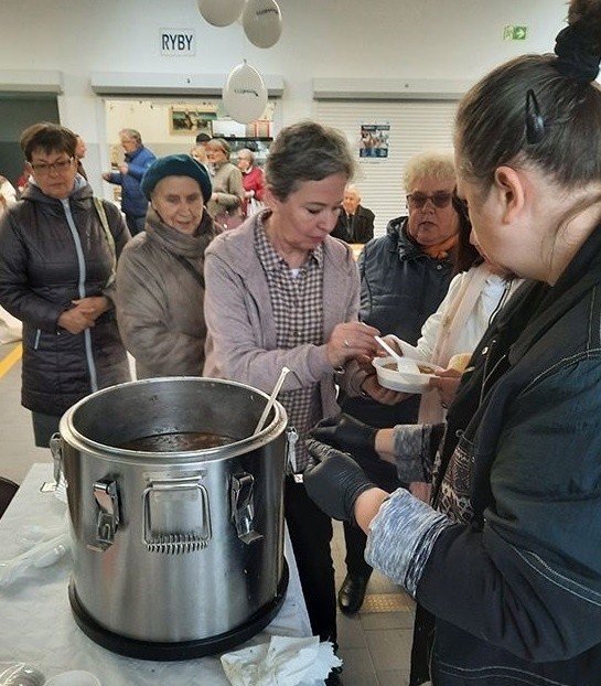 W miasteckiej hali targowej odbył się piknik dla seniorów....