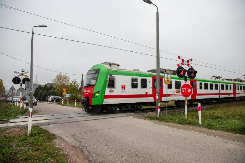 Przejazd kolejowy w Fastach jest tuż obok cmentarza. W...