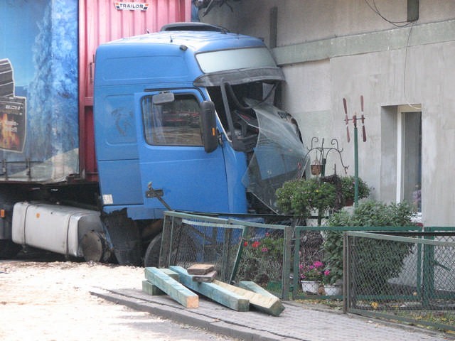 Wypadek w Markowicach. Tir wpadł w dom