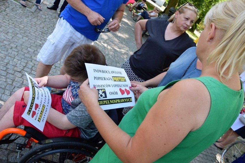 Choć protest rodziców i opiekunów osób niepełnosprawnych w...