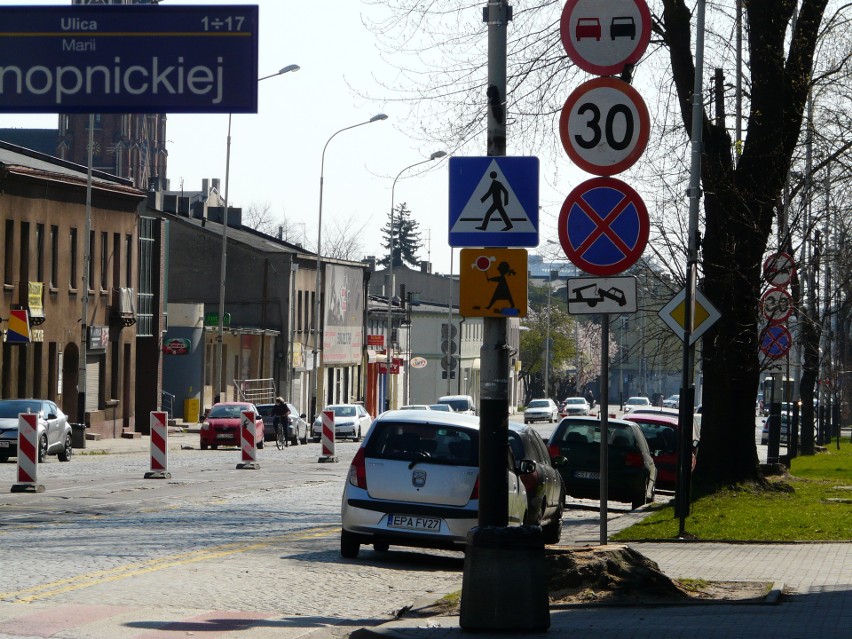 Pabianice. Połowa ul. Zamkowej miała być zamknięta. Robotnicy zapomnieli zablokować wjazd. Część kierowców jeździ po staremu ZDJĘCIA