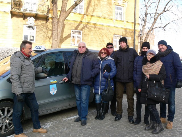 Pan Józef ze swoją taksówką i ekipą z Ostrowca.