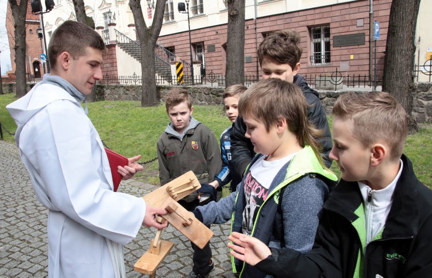 W Wielką Sobotę wierni w Grudziądzu między  innymi święcili...