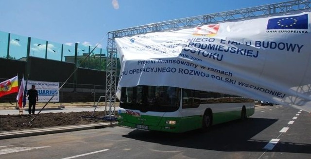 Pierwszy autobus wjeżdża w nową trasę