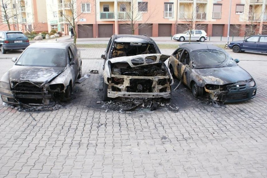 Pożar w Kaliszu: Spłonęły trzy samochody