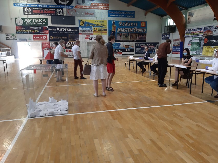 Głosowanie w hali sportowe w Końskich