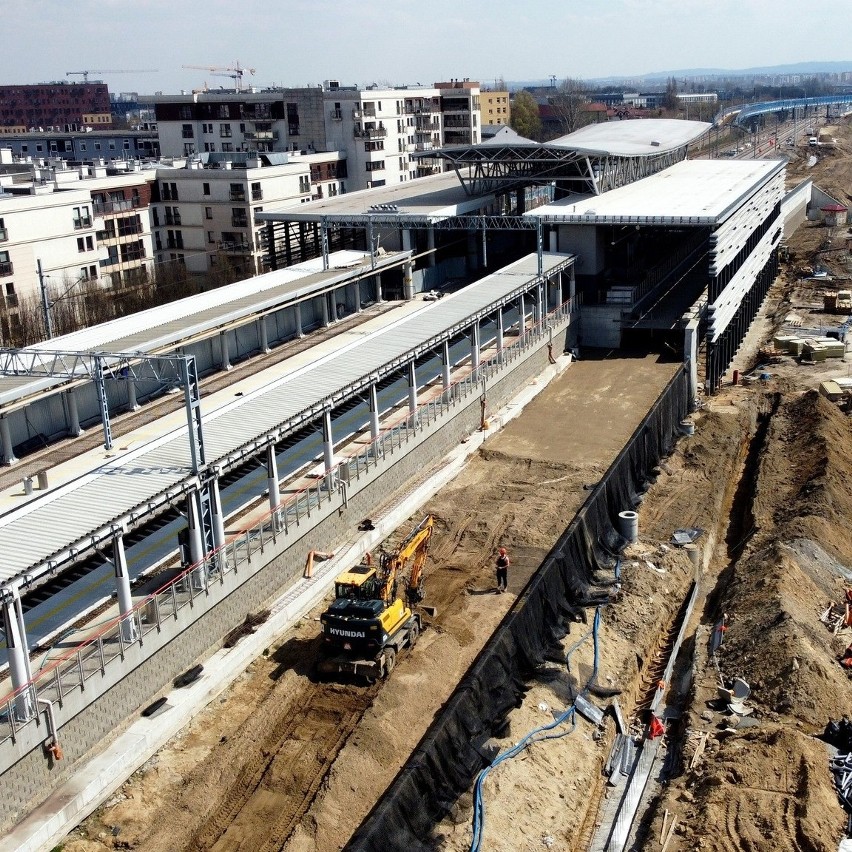 Kraków. Między stacją Kraków Płaszów a centrum miasta powstają dodatkowe tory dla SKA. Zobacz, jak kolejarze zmieniają Kraków [ZDJĘCIA]