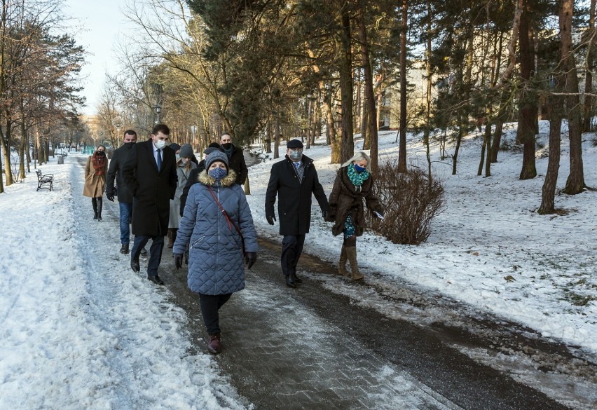 Olkusz. Zakończono trzy inwestycje: park na Czarnej Górze, Dolinkę i przedszkole nr 8. Wizytowali je wojewoda Łukasz Kmita i inni "oficjele"