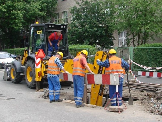 Pracownicy pogotowia wodociągowego z Bydgoszczy próbuja namierzyć miejsce awarii