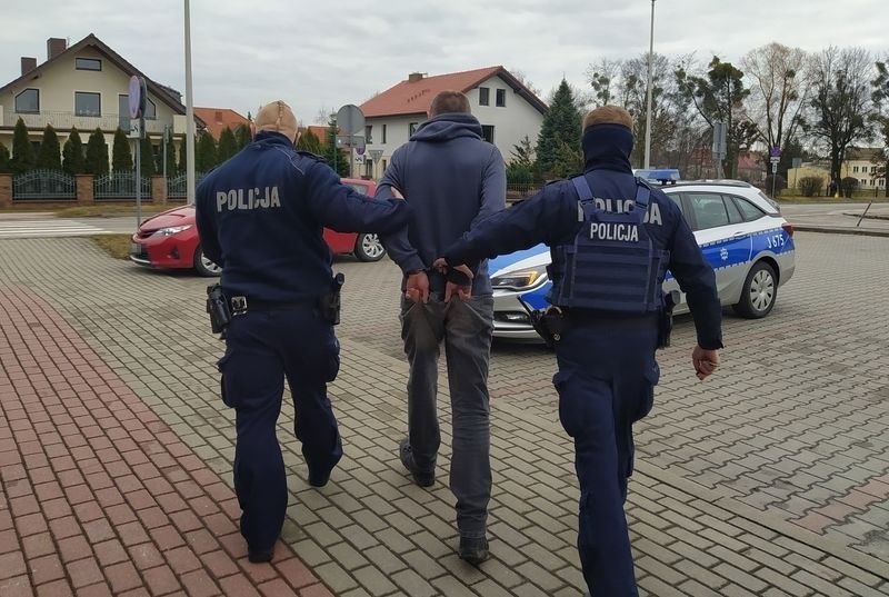 Olescy policjanci zatrzymali złodziei okradających kościelne...