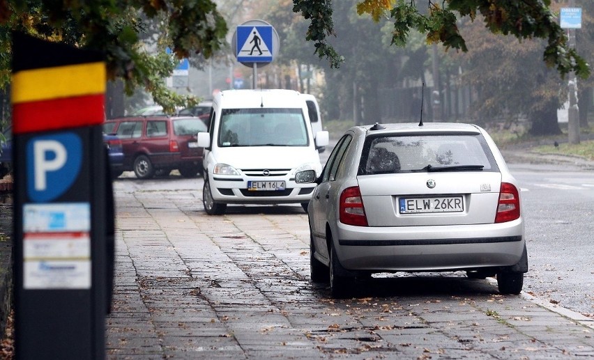 Przepisy dopuszczają zaparkowanie całego samochodu na...