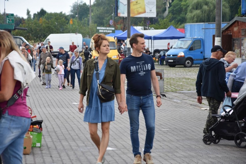 Pochmurna pogoda nie zniechęciła kupujących do zakupów na giełdzie w Sandomierzu w sobotę 30 lipca. Byłeś? Zobacz czy jesteś na zdjęciu!