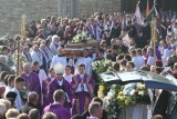 Rodzina, przyjaciele, duchowni, wierni, młodzież i dzieci pożegnali księdza Piotra Klimczyka [WIDEO, zdjęcia]