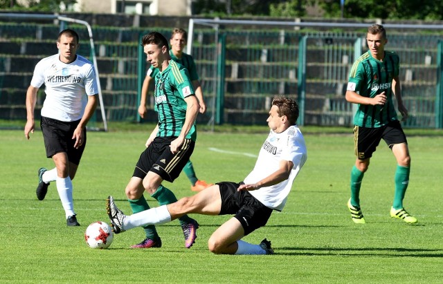 Kibice Stali Stalowa Wola (zielono-czarne stroje) liczą na dobrą postawę swoich zawodników w niedzielnym meczu z GKS-em Bełchatów.