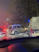 Zimowy paraliż Szczecina. Kierowcy muszą uważać. Tworzą się korki[ZDJĘCIA]