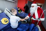 Święty Mikołaj i Polfinek odwiedzili w Bydgoszczy chore dzieci 