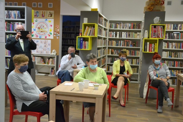 Podczas jubileuszu Dyskusyjnego Klubu Książki w bibliotece w Wielgiem