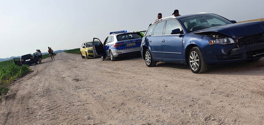 Wypadek w Rogowie-Folwarku, na drodze wojewódzkiej nr 677. 30.06.2022 doszło do zderzenia pięciu pojazdów. Zdjęcia