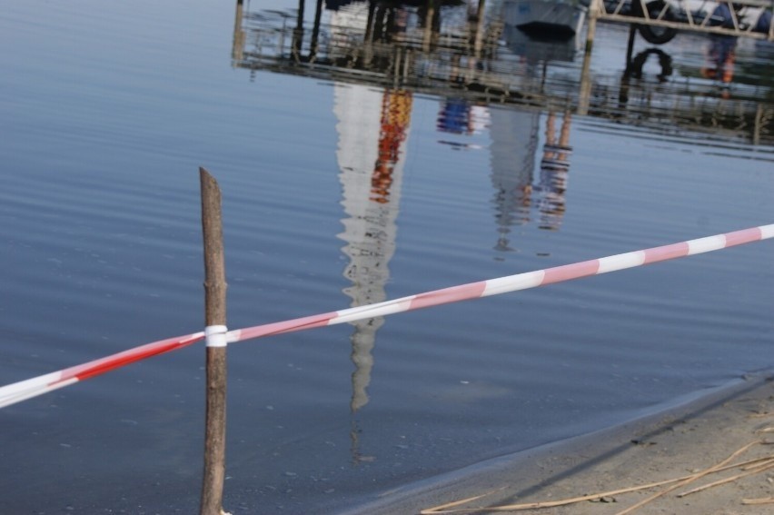 Śnięte ryby znaleziono w Jeziorze Średzkim.