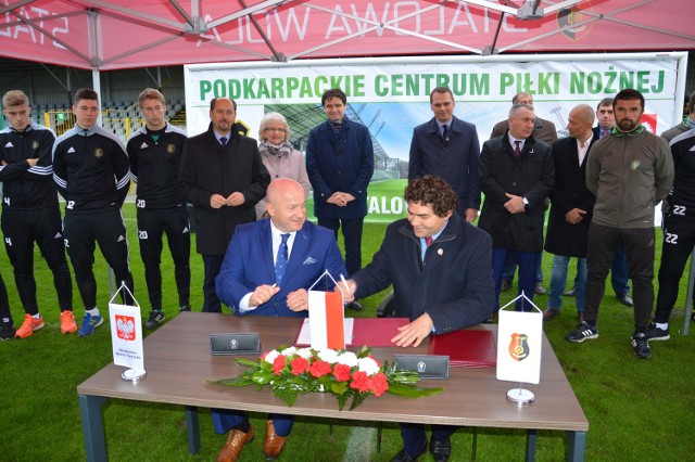 Wiceminister Jarosław Stawiarski podpisuje umowę z prezydentem Lucjuszem Nadbereżnym