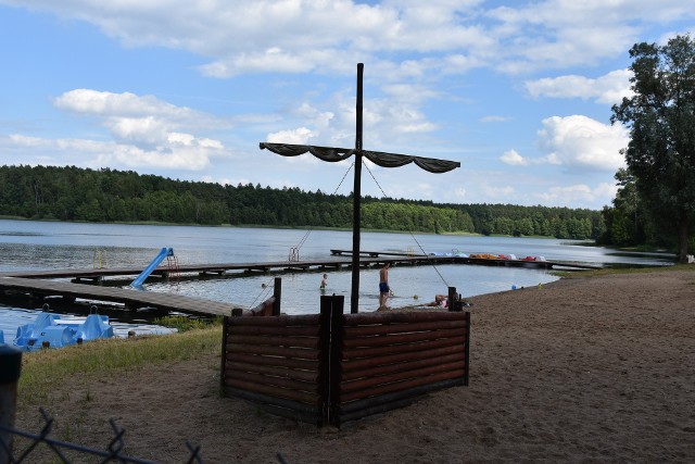 W powiecie golubsko-dobrzyńskim w tym sezonie, podobnie jak w poprzednich latach, będzie tylko jedno kąpielisko - nad jeziorem Okonin w gminie Ciechocin. Zacznie działać od 26 czerwca i czynne będzie do końca sierpnia, w godz. 10-18.