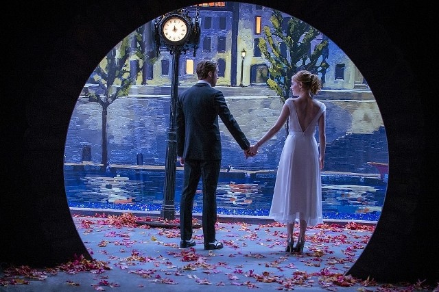 "La La Land" (2017)Chłopak spotyka dziewczynę i razem wyruszają na podbój miasta wielkich gwiazd, łamiąc przy okazji wszelkie konwencje codziennego życia. "La La Land" nie jest tylko komercyjnym sukcesem. Ten film zabiera widzów w podróż tętniącą energią, piosenkami oraz tańcem. Film jest urzekającą wizualnie odą do przepychu i nieśmiertelnych emocji klasyków kina i zarazem listem miłosnym do Los Angeles, miasta wielkich marzeń. Stworzony przez utalentowanego reżysera i scenarzystę Damiena Chazelle'a (nagrodzony Oscarem za „Whiplash”), film stanowi również kolejne ekranowe spotkanie Ryana Goslinga oraz Emmy Stone. Akcja rozpoczyna się w miejscu, w którym w Los Angeles rozpoczyna się dosłownie wszystko: na autostradzie. Właśnie tam Sebastian poznaje Mię w otoczenu dźwięku klaksonów zagłuszających wszystko. Korek odzwierciedla odczuwany przez oboje życiowy impas. Bohaterowie walczą o spełnienie swych niemal niemożliwych marzeń, które wyznaczają rytm codzienności całemu Los Angeles: Sebastian chciałby, żeby współcześni ludzie znowu zakochiwali się w tradycyjnym jazzie, a Mia pragnie przynajmniej jednego sukcesu na aktorskich przesłuchaniach. Nie podejrzewają, że to spotkanie pozwoli im dokonać rzeczy, których nie byliby w stanie dokonać w pojedynkę.