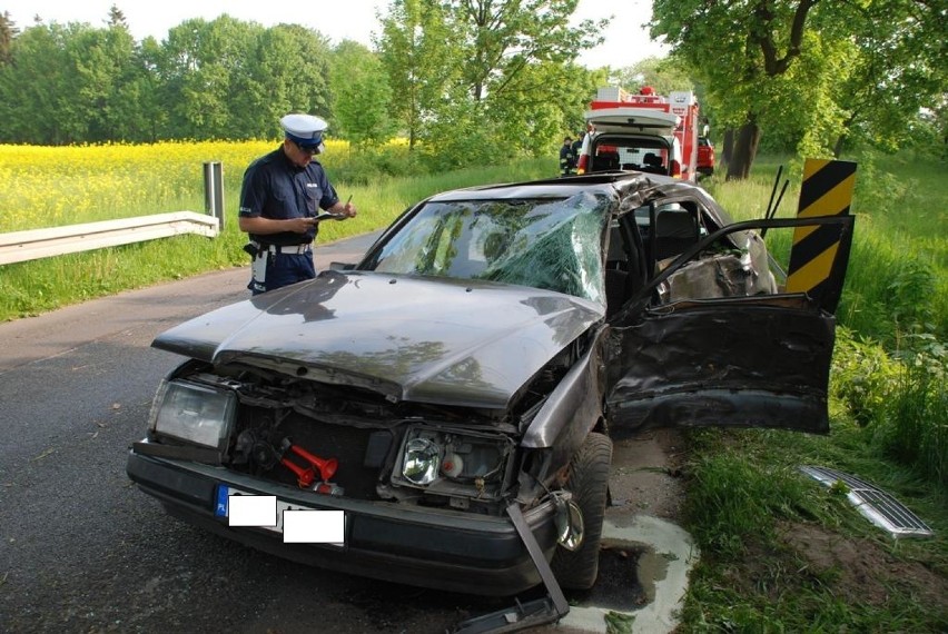Wypadek w Jagatowie. Nie żyje 31-letni kierowca [ZDJĘCIA]