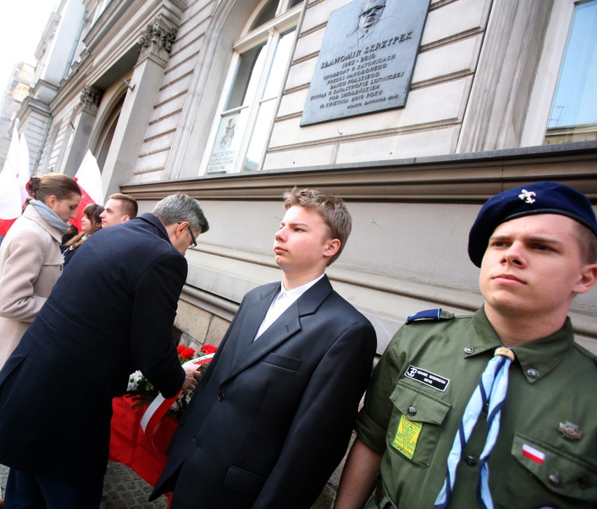 Rocznica smoleńska: wieńce pod tablicą upamiętniającą śp....