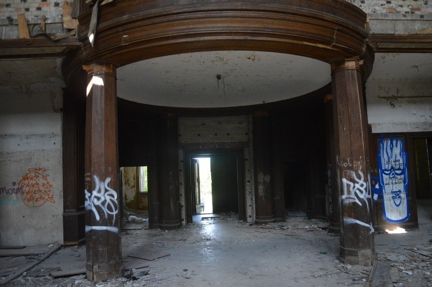 Zrujnowany pałac stał pusty od 2016 roku