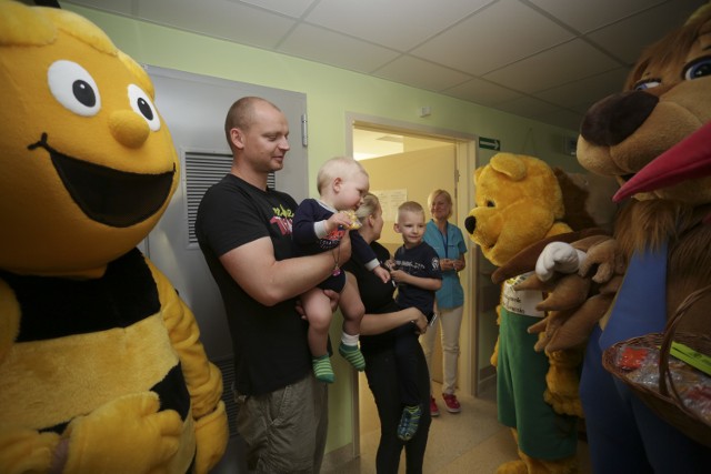 Maskotki odwiedziły młodych pacjentów słupskiego szpitala.