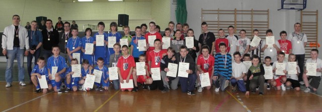 Młodzi futboliści z gminy Stąporków razem z organizatorami po zakończeniu halowego wiosennego turnieju.