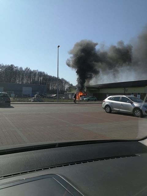 Białystok. Pożar Biedronki przy ul. Zabłudowskiej. Od płonącego kontenera zapaliła się elewacja. Ewakuowano pracowników [ZDJĘCIA]