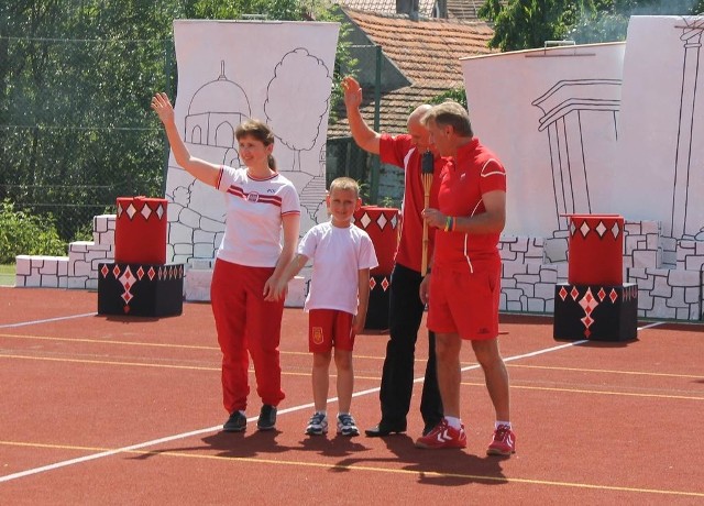 Podczas ceremonii olimpijskiej zapalenia znicza dokonał Szymon Harchala, któremu pomogli uczestnicy igrzysk: Renata Różańska-Mauer i Ryszard Podlas oraz szef Klubu Olimpjjczyka Marek Błoch.