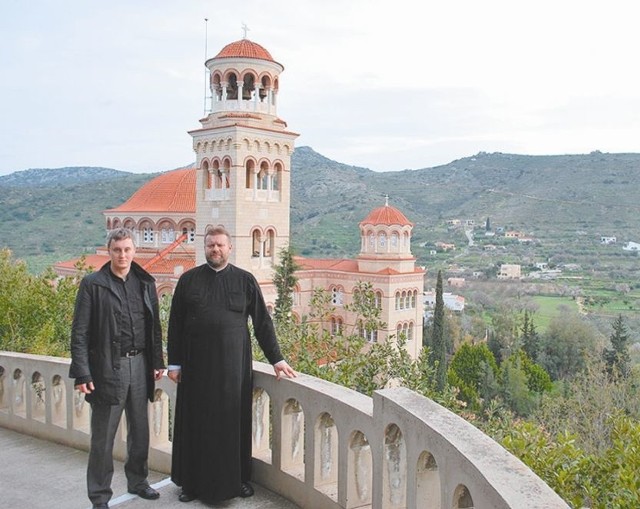Ksiądz Marek Wawreniuk (z prawej) i ks. Adam Jakuc, wikariusz parafii św. Jana Teologa w Białymstoku na wyspie Egina.  Wtle główna cerkiew greckiego monasteru. Znajdują się tu relikwie św. Nektariusza.