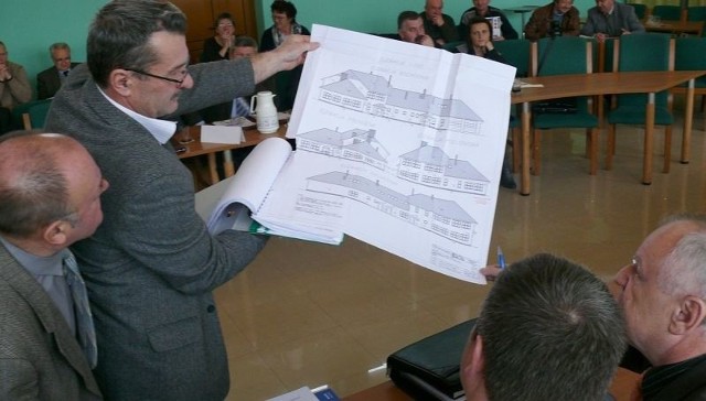 Radni zapoznali się z projektem kontrowersyjnej budowy w Woli Wiśniowskiej. Zdaniem większości z nich budynek jest zbyt duży i zbyt kosztowny w realizacji dla gminnego budżetu.