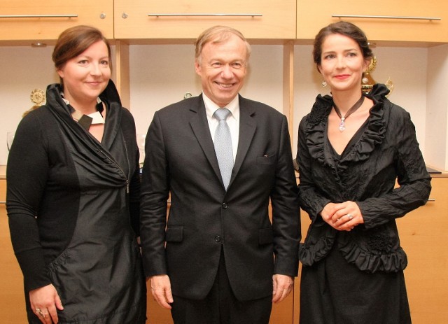 Od lewej: Małgorzata Wysdak, ambasador Rolf Nikel i Barbara Loch.