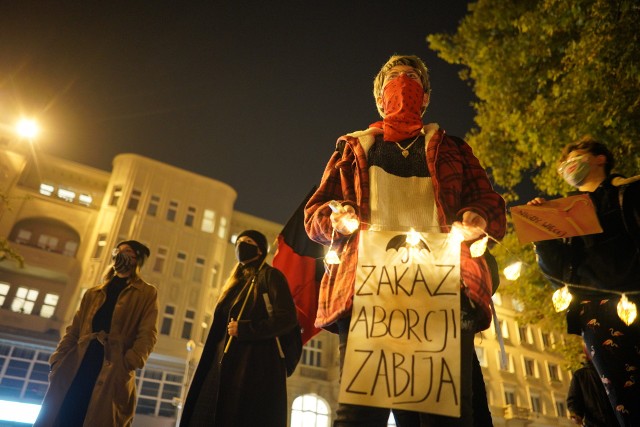 We wtorek, 20 października wieczorem odbył się w Poznaniu protest przeciwko zaostrzeniu prawa aborcyjnego. Jego uczestnicy ze względu na sytuację epidemiczną - spacerowali w okolicach placu Wolności.Przejdź do następnego zdjęcia ------>