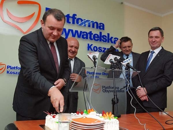 Stanisław Gawłowski dzieli tort po wygranych przez PO wyborach parlamentarnych.