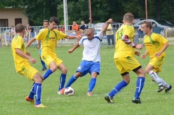 Świt Ćmielów przegrał z Kamienną 1:3. Trzecią bramkę dla zespołu z Brodów zdobył w 40 minucie Ariel Spadło (przy piłce).