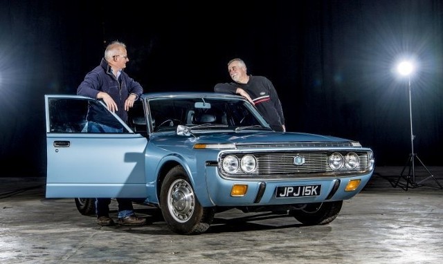 Dla tej Toyoty czas stanął w miejscu. Luksusowy sedan Toyota Crown De Luxe z 1972 roku z przebiegiem poniżej 100 tys. km przez 25 lat stał nieużywany na farmie w hrabstwie Surrey. Teraz ma nowego właściciela i przemierza ulice Surrey Hills.Fot. Toyota