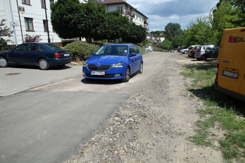 Lublin. Ul. Mackiewicza bez dziur. Ale asfalt nie na całej długości jezdni. Dlaczego? 